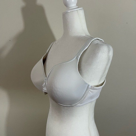Vanity Fair sz 40D bra in a light silver shade.  Moderate padding - Picture 2 of 9